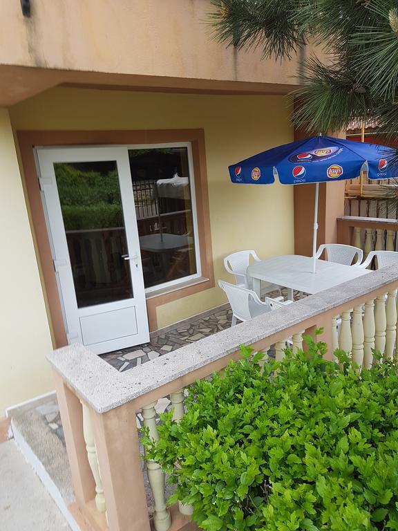 Pensiunea Casa Johnelly คอสติเนช ภายนอก รูปภาพ