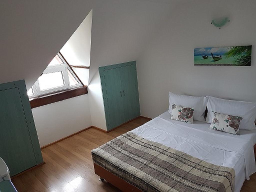 Pensiunea Casa Johnelly คอสติเนช ภายนอก รูปภาพ