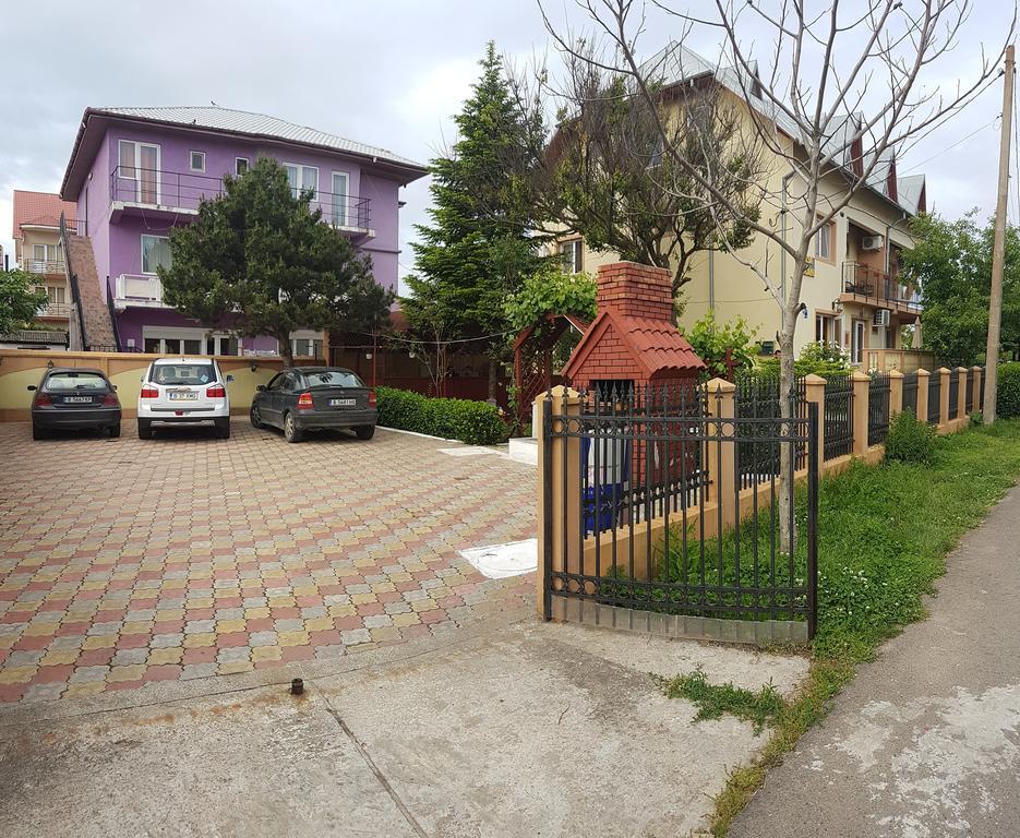Pensiunea Casa Johnelly คอสติเนช ภายนอก รูปภาพ