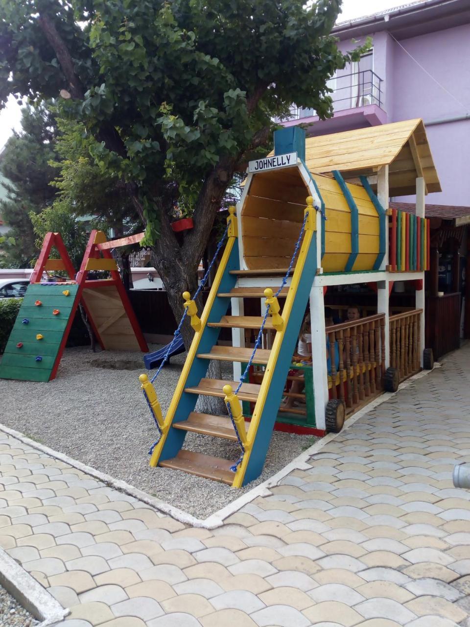 Pensiunea Casa Johnelly คอสติเนช ภายนอก รูปภาพ